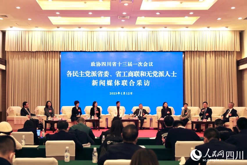 四川省政協(xié)十三屆一次會議期間，各民主黨派四川省委會、四川省工商聯(lián)負責人和無黨派人士代表接受新聞媒體聯(lián)合采訪。侯杰攝