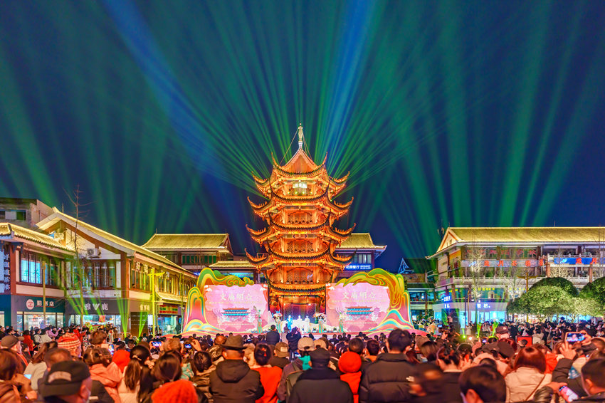 成都市溫江區(qū)舉行“兩河一心”文廟國(guó)潮文化街區(qū)亮燈儀式。溫江區(qū)委宣傳部供圖
