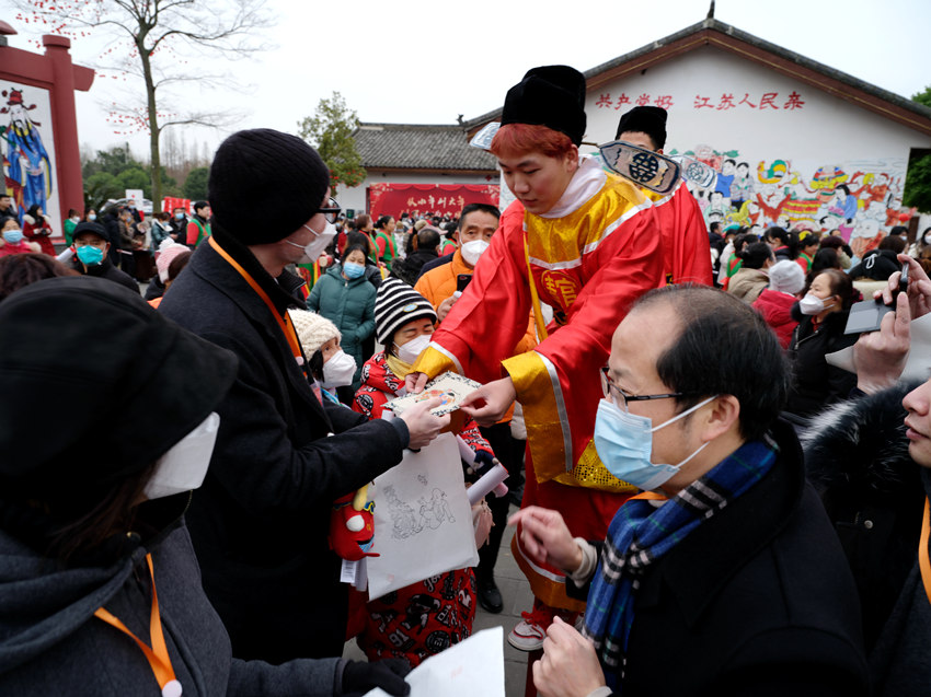 四川綿竹年畫節(jié)村民鬧新春互動。綿竹市委宣傳部供圖