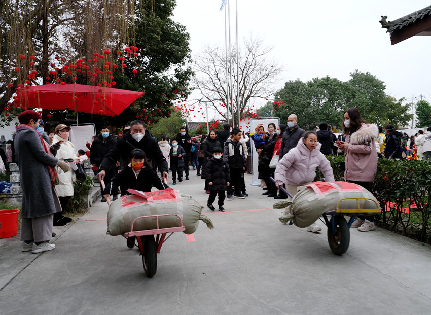 四川綿竹年畫(huà)節(jié)市民在體驗(yàn)活動(dòng)。綿竹市委宣傳部供圖