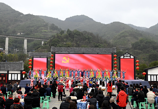 瀘州市2023年首屆紅色村晚在敘永縣魚鳧公園廣場上演。鄭云霞攝