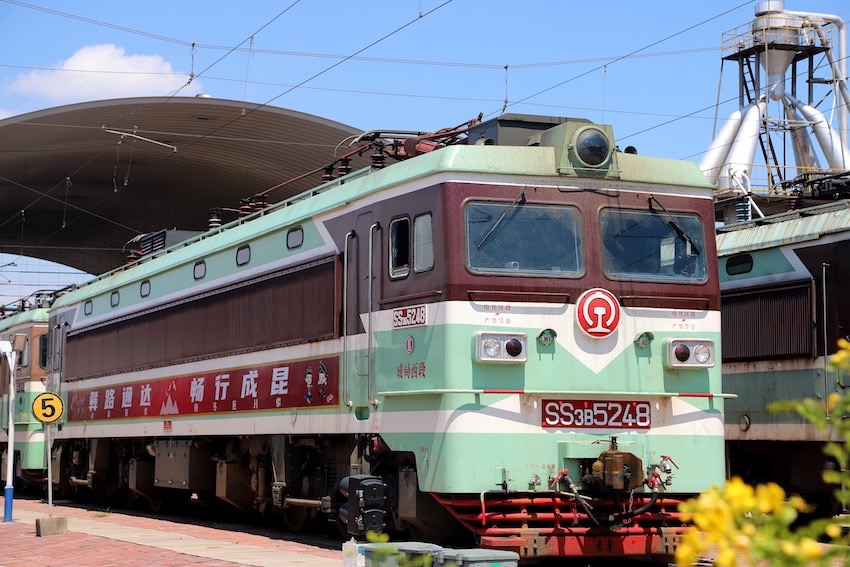 “彝鄉(xiāng)情”慢火車上線。成都鐵路供圖
