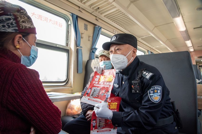 警務(wù)人員向旅客進(jìn)行法制宣傳。成都鐵路供圖