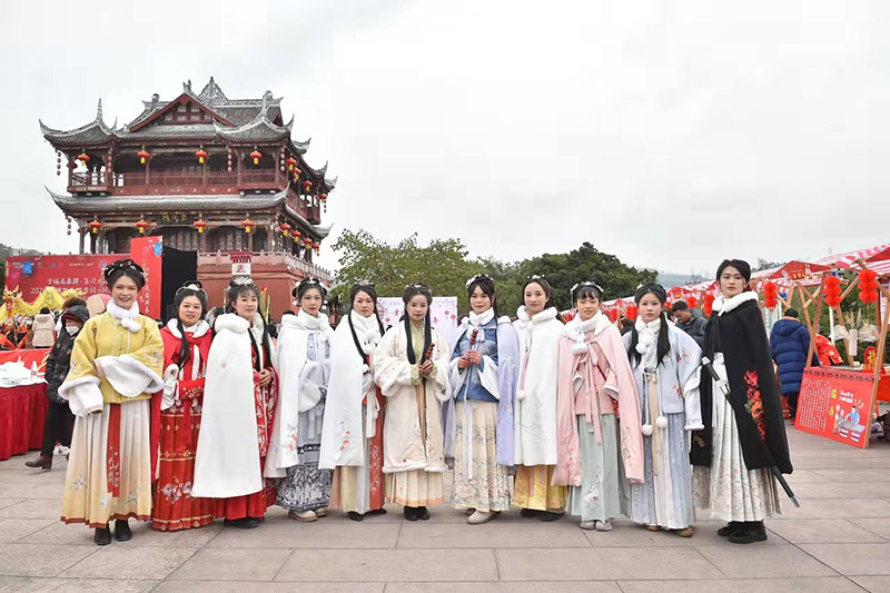 穿著漢服游洛帶。龍泉驛區(qū)委宣傳部供圖