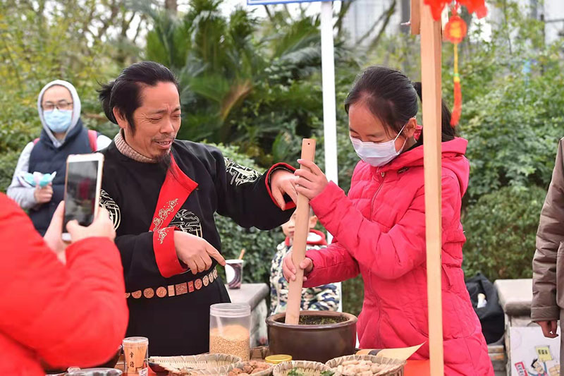 游客體驗美食制作。龍泉驛區(qū)委宣傳部供圖