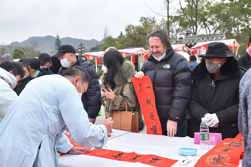 為百姓寫春聯(lián)、送福字，營造歡樂祥和的年節(jié)氣氛。龍泉驛區(qū)委宣傳部供圖
