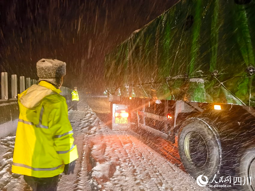 執(zhí)法人員在冰雪天氣中執(zhí)勤。王冰攝