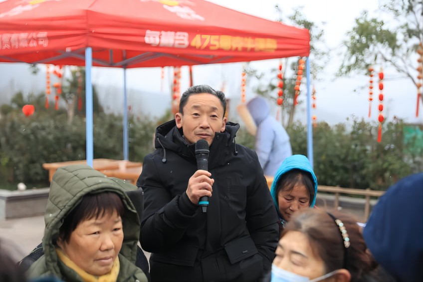 龍臺村村民就地力補(bǔ)貼發(fā)放標(biāo)準(zhǔn)進(jìn)行現(xiàn)場問榜。巴州區(qū)紀(jì)委監(jiān)委會供圖