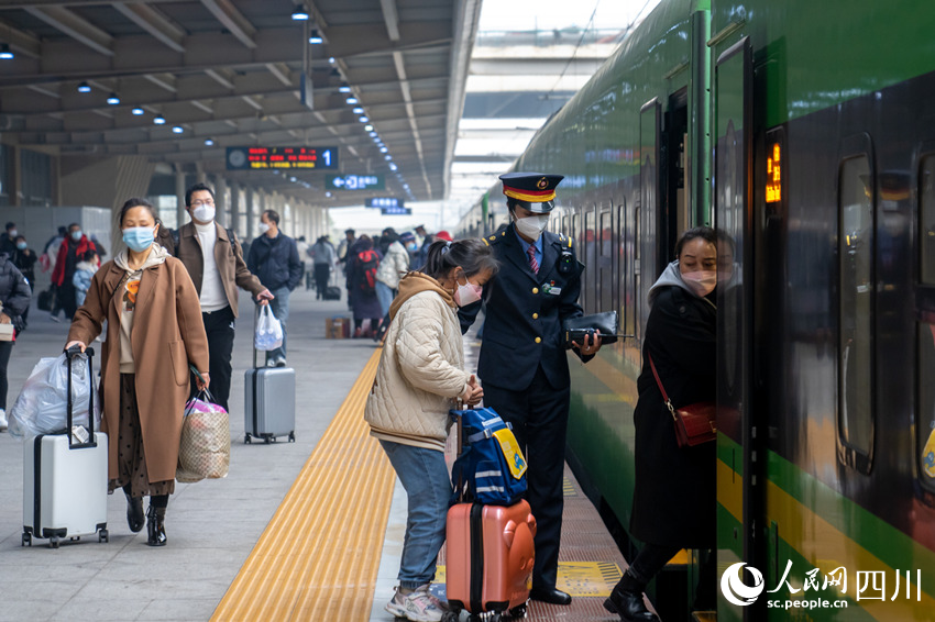 阿依布卡引導(dǎo)乘客上車。范東海攝