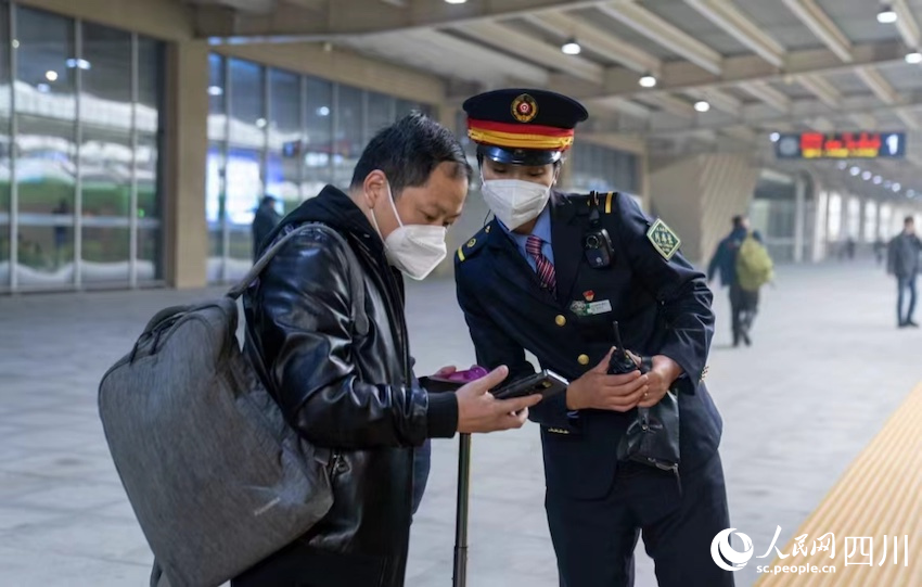 作為列車長，阿依布卡對每一位乘客都給予貼心關(guān)懷。范東海攝