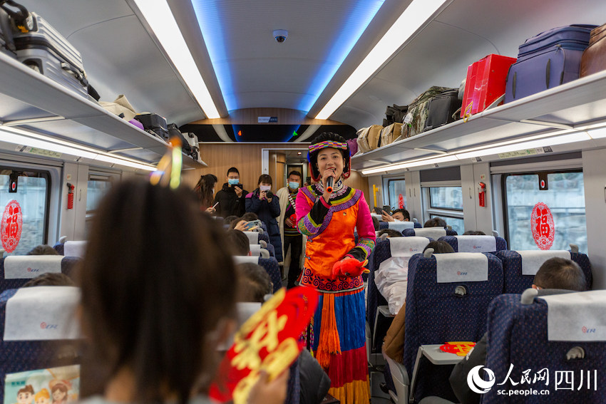 1月15日，小年當(dāng)天，列車長阿依布卡在列車上，為大家演唱了一首歌曲。周俊仰攝