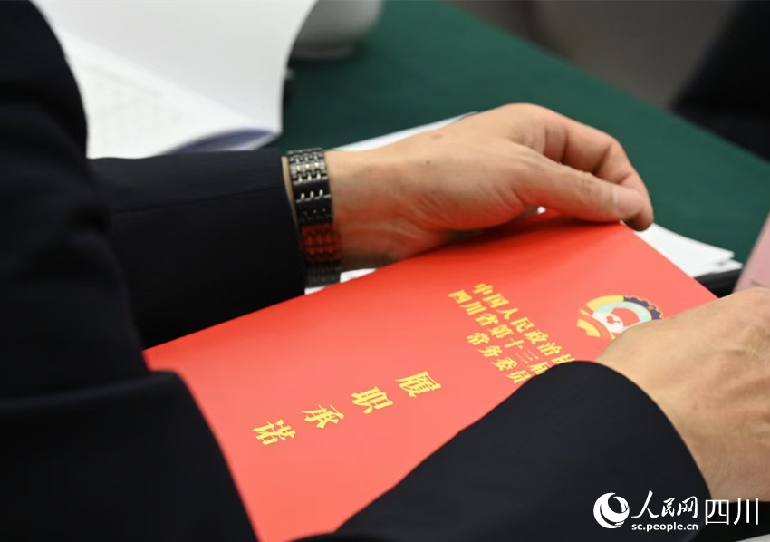 履職承諾。陳婷攝