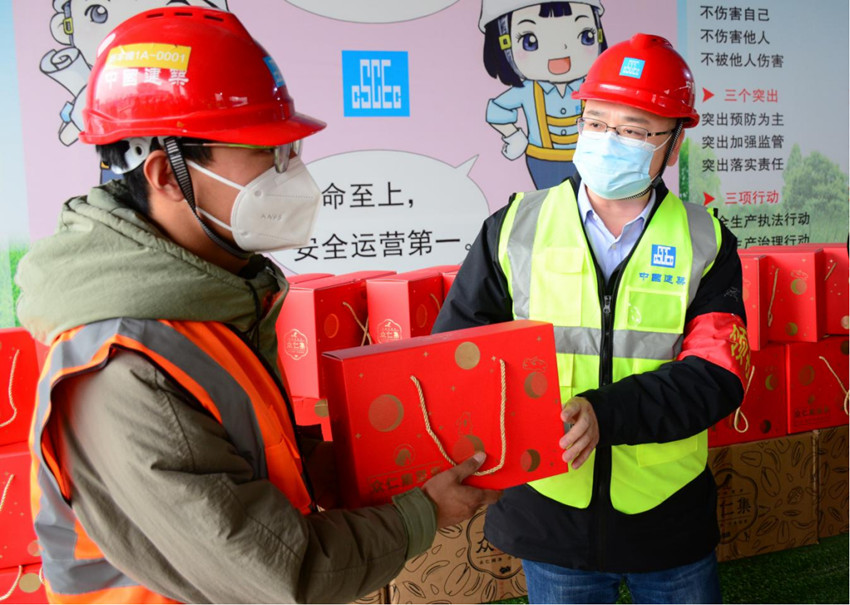 工人正在領(lǐng)取年貨。中建三局一公司供圖
