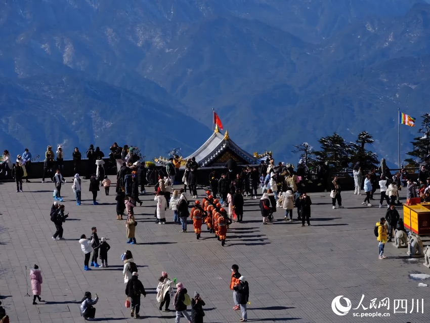隨著春節(jié)臨近，省內(nèi)各大旅游景點游玩的游客日漸增多。程雪力攝