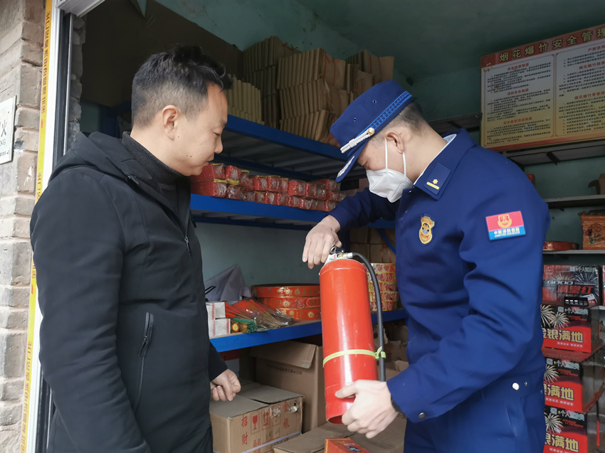 巴中消防在煙花爆竹銷售點(diǎn)查看滅火設(shè)施器材是否完好有效。四川省消防救援總隊(duì)供圖