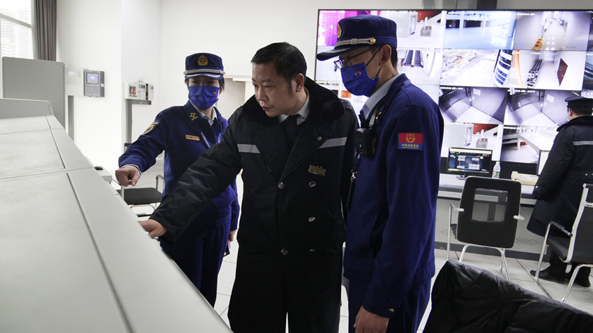 德陽消防在商業(yè)綜合體查看消防控制室。四川省消防救援總隊供圖