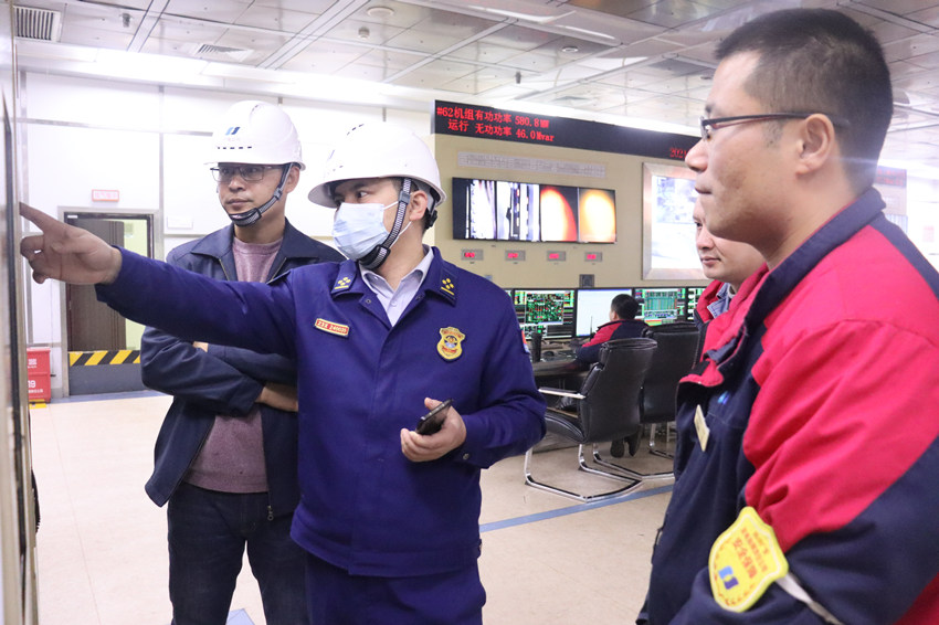 廣安消防深入化工園區(qū)指導(dǎo)排查火災(zāi)隱患。四川省消防救援總隊(duì)供圖