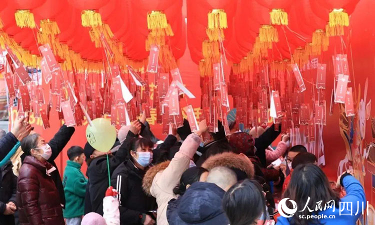 猜燈謎。朱志宏攝