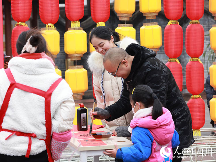 寫對聯(lián)送市民。朱志宏攝