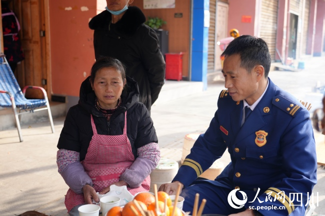 1月17日，在雅安市石棉縣王崗坪彝族藏族鄉(xiāng)，消防救援人員看望王德芳。李從林?jǐn)z