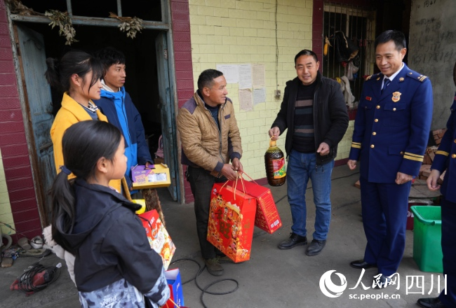 1月17日，在雅安市石棉縣王崗坪彝族藏族鄉(xiāng)愛國(guó)村，消防救援人員為正在看望慰問肖華平一家。李從林?jǐn)z