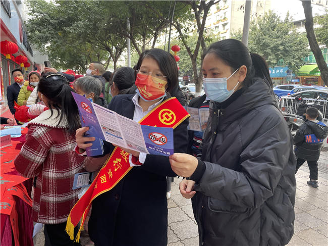 資陽市公安局雁江區(qū)分局資溪派出所聯(lián)合中國銀行資陽分行開展警銀攜手反詐宣傳暨送萬福書法公益活動。資陽市公安局供圖