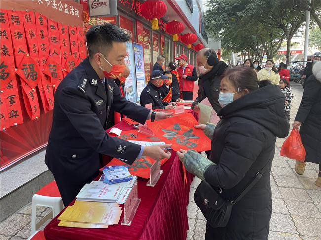資陽市公安局雁江區(qū)分局資溪派出所聯(lián)合中國銀行資陽分行開展警銀攜手反詐宣傳暨送萬福書法公益活動。資陽市公安局供圖