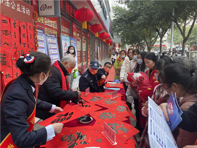 資陽(yáng)市公安局雁江區(qū)分局資溪派出所聯(lián)合中國(guó)銀行資陽(yáng)分行開(kāi)展警銀攜手反詐宣傳暨送萬(wàn)福書(shū)法公益活動(dòng)。資陽(yáng)市公安局供圖