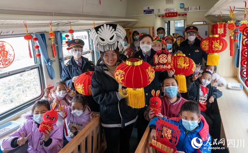 旅客朋友在車內(nèi)感受到了春節(jié)的喜慶祥和。范東海攝