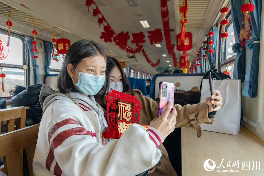 升級后的“慢火車”，設(shè)施設(shè)備更為齊全。范東海攝