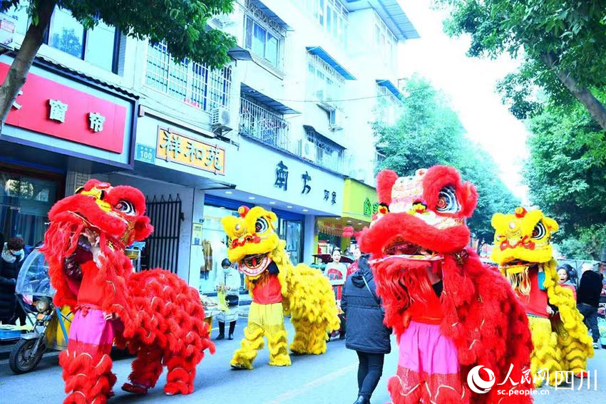 金獅拜年。江悅攝