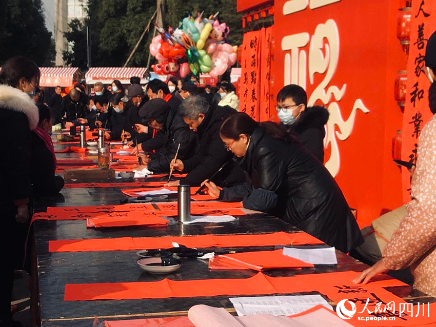 寫春聯(lián)送祝福。范琪琴攝