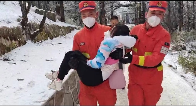 森林消防員抱著女孩向衛(wèi)生院趕去。視頻截圖