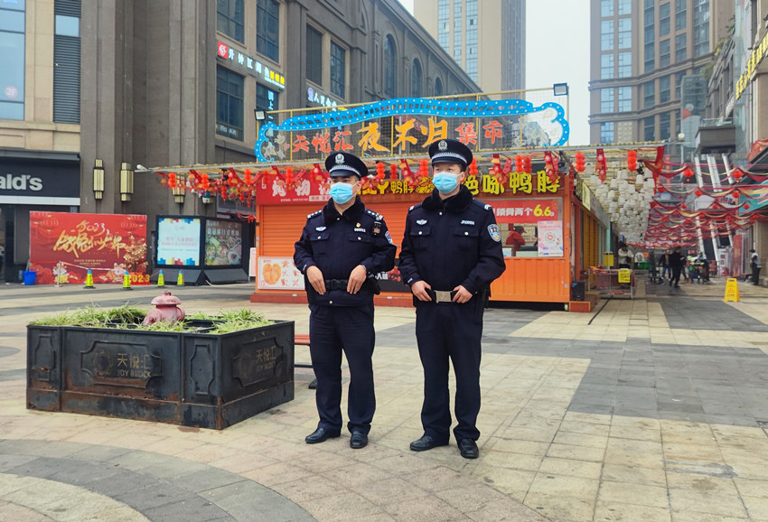 春節(jié)期間正在執(zhí)勤的民警。成都市金牛區(qū)公安分局供圖