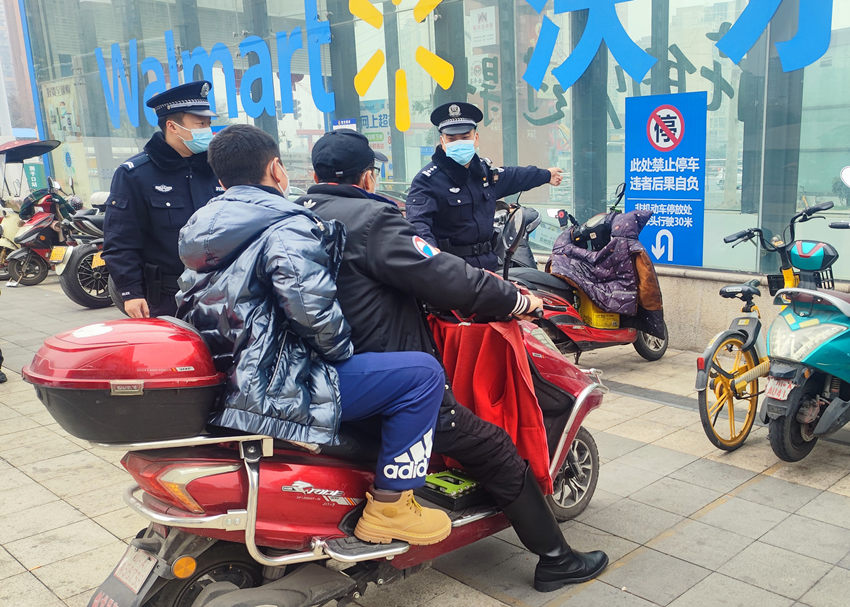 正在執(zhí)勤的社區(qū)民警熊村輝、輔警楊波。成都市金牛區(qū)公安分局供圖