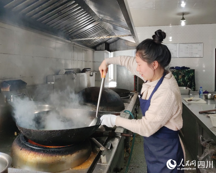 張鵬程的妻子為消防救援人員準備拿手好菜。羊冉攝