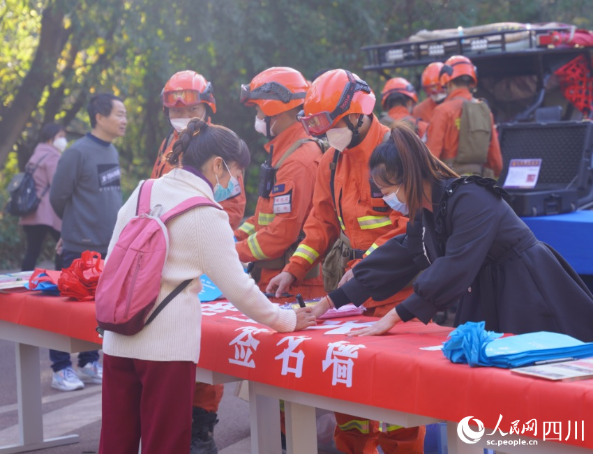 消防員王毅與妻子李樹會一同在執(zhí)勤崗位上工作。羊冉攝