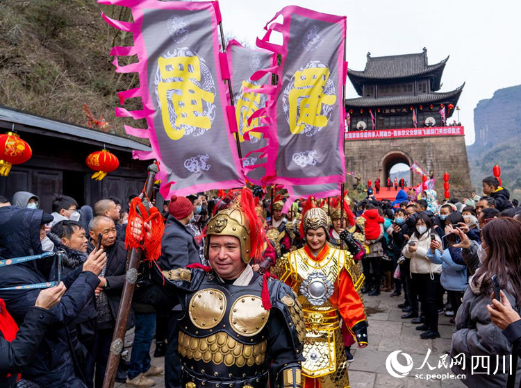 阿迪力父女在劍門關景區(qū)受到游客熱烈歡迎。王春波攝