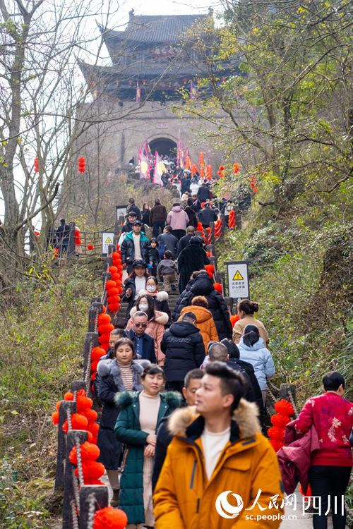 游客登劍門關關樓。王春波攝