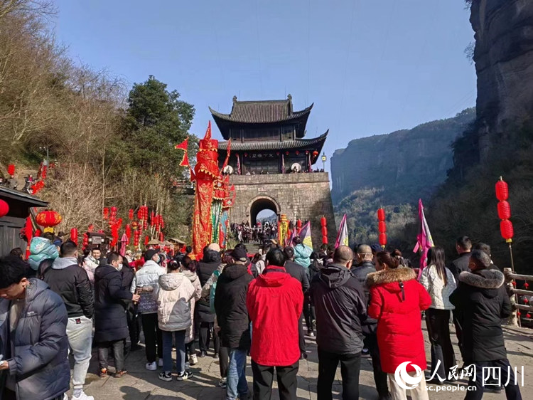 游客在關(guān)樓前觀看開關(guān)祈福表演。王春波攝