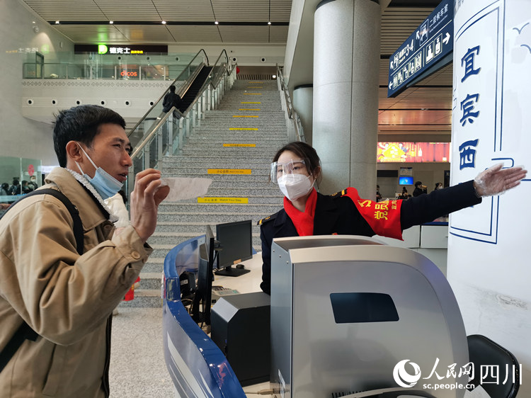 曹夢(mèng)蘭解答旅客的咨詢(xún)。龍毅攝