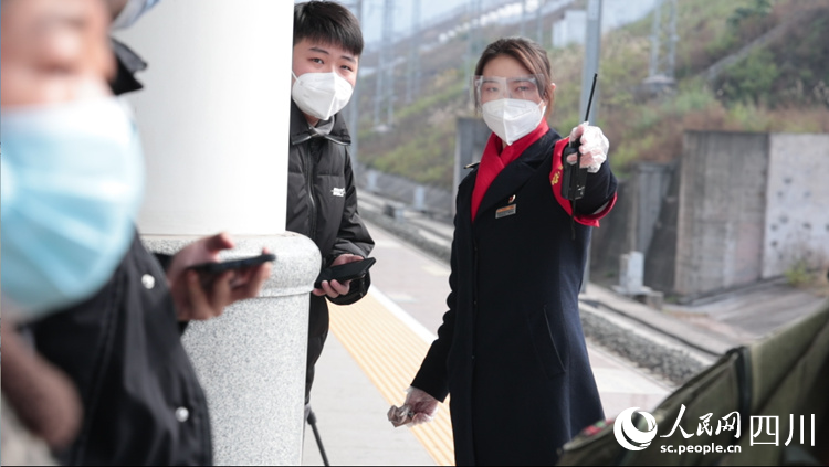 曹夢蘭引導(dǎo)旅客乘車。龍毅攝