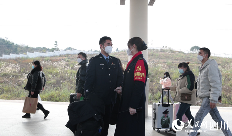 曹夢(mèng)蘭與男友在站臺(tái)只有幾分鐘交流。龍毅攝