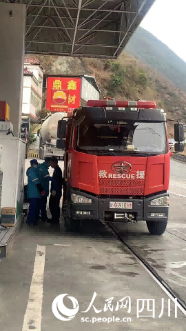 中國石油四川銷售甘孜分公司康巴加油站正在全力保障救援車輛用油。  益希擁初攝