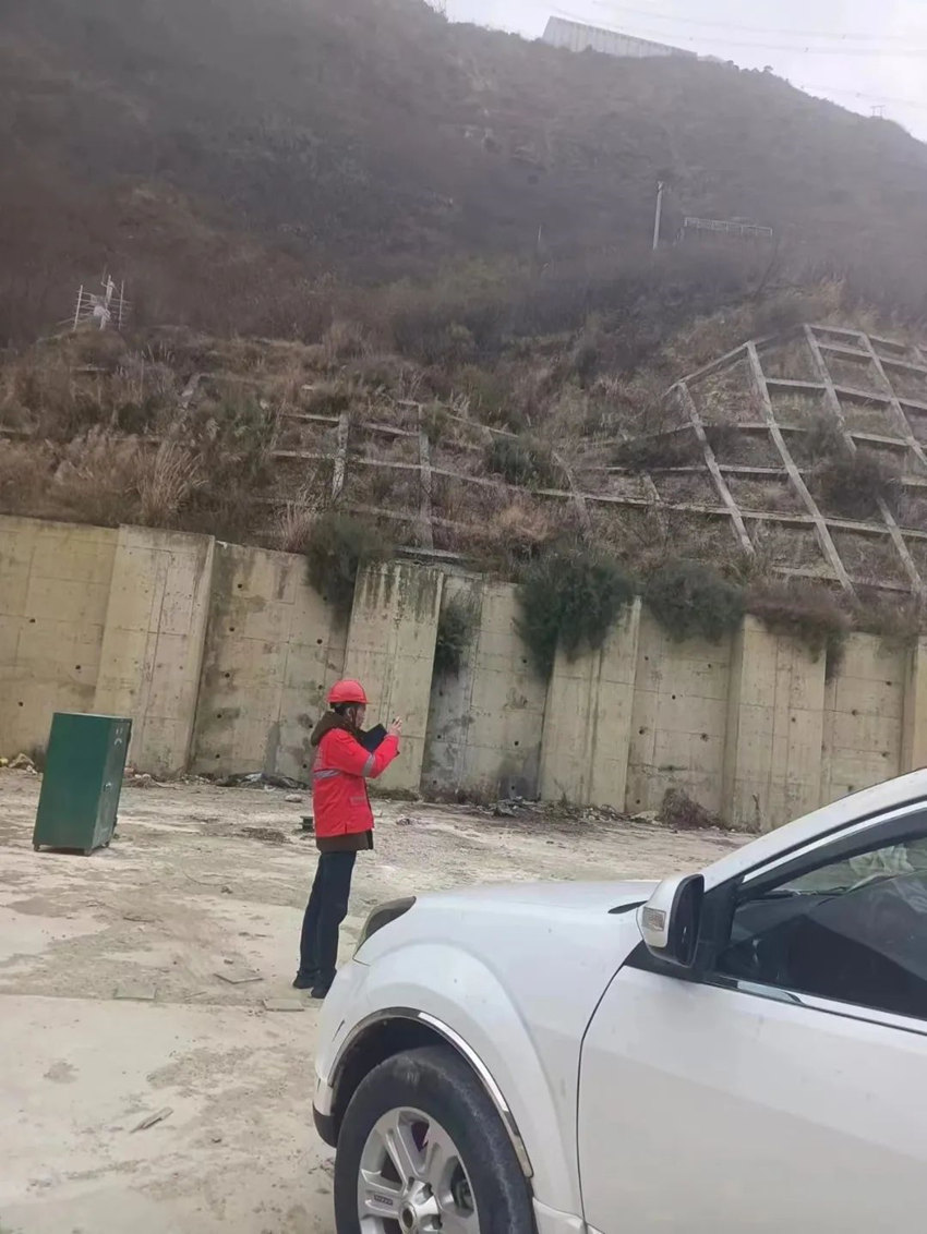 水文隊技術(shù)人員正在開展應(yīng)急排查工作。四川省地質(zhì)調(diào)查研究院供圖