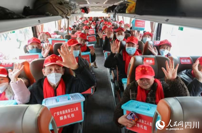 外地務(wù)工人員踏上返崗旅途。人民網(wǎng) 郭瑩攝
