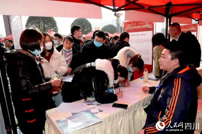 招聘展位火爆。人民網(wǎng) 郭瑩攝