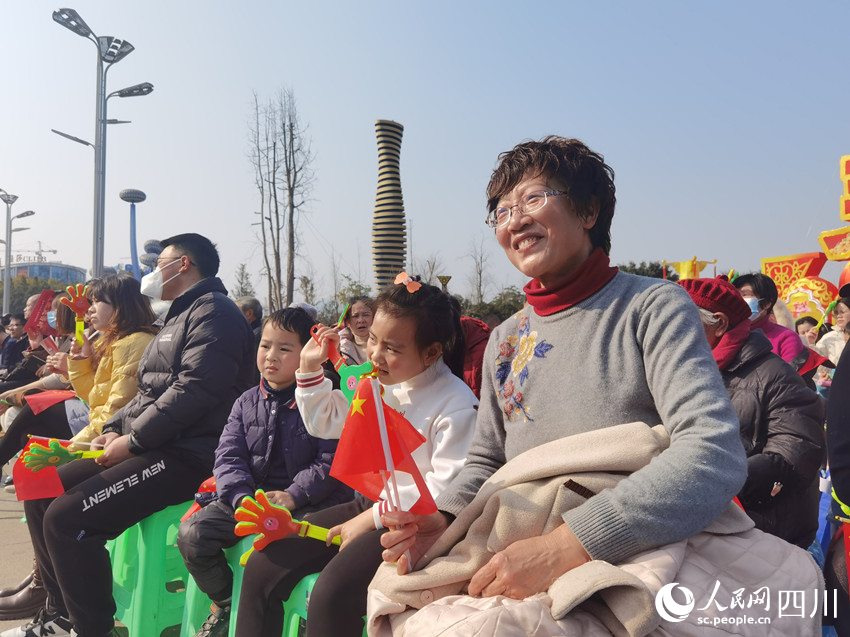 宜賓市高縣市民鄧甫明和孫女孫子在觀看表演。人民網(wǎng) 王洪江攝
