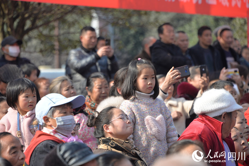 正在觀看表演的筠連縣群眾。人民網(wǎng) 王洪江攝