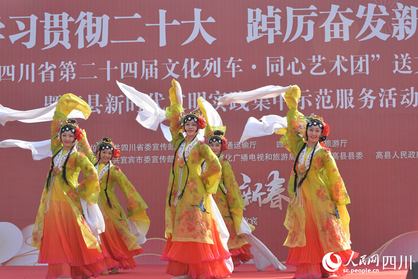 在宜賓市高縣表演的舞蹈《百花爭(zhēng)妍》。人民網(wǎng) 王洪江攝
